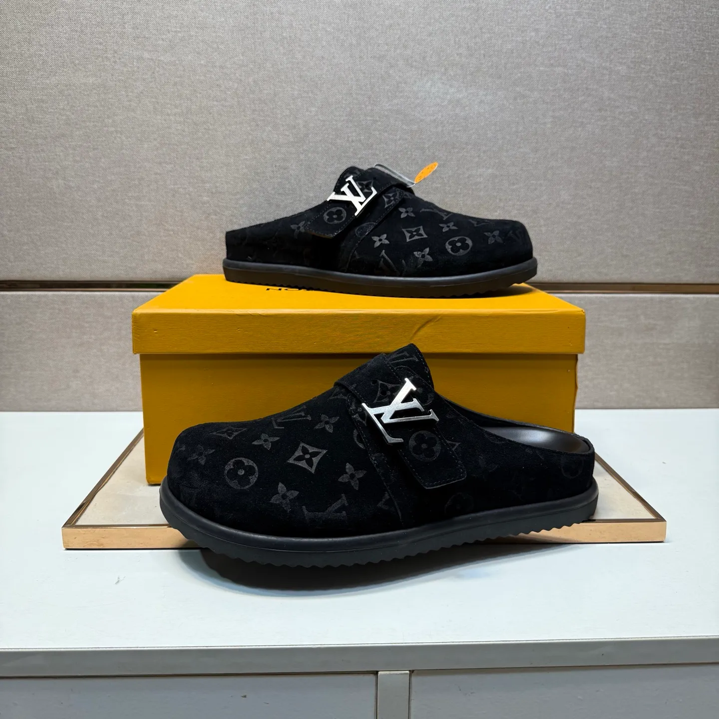 Men's men's shoes 💰pp540 [LV～] Men's casual half slippers 2025z cabinet sales simultaneously 🔶Size: 39-44 #️⃣ 🔷4 colors🔜The upper is made of multi-material splicing ➕Genuine leather lining, comfortable and breathable, sole: original comfortable and wear-resistant outsole, ⚠️Real thing📱Photographed🎬The real thing is better📢📢📢